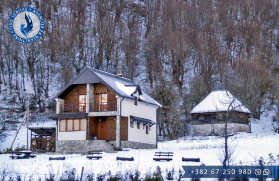 Ekskluzivno! Prodaje se plac i kuća sa apartmanima u Kolašinu